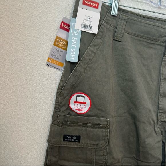 NWT Wrangler Relaxed Fit Waist 38 Men's Cargo Shorts, Olive green 0035 - Picture 6 of 9